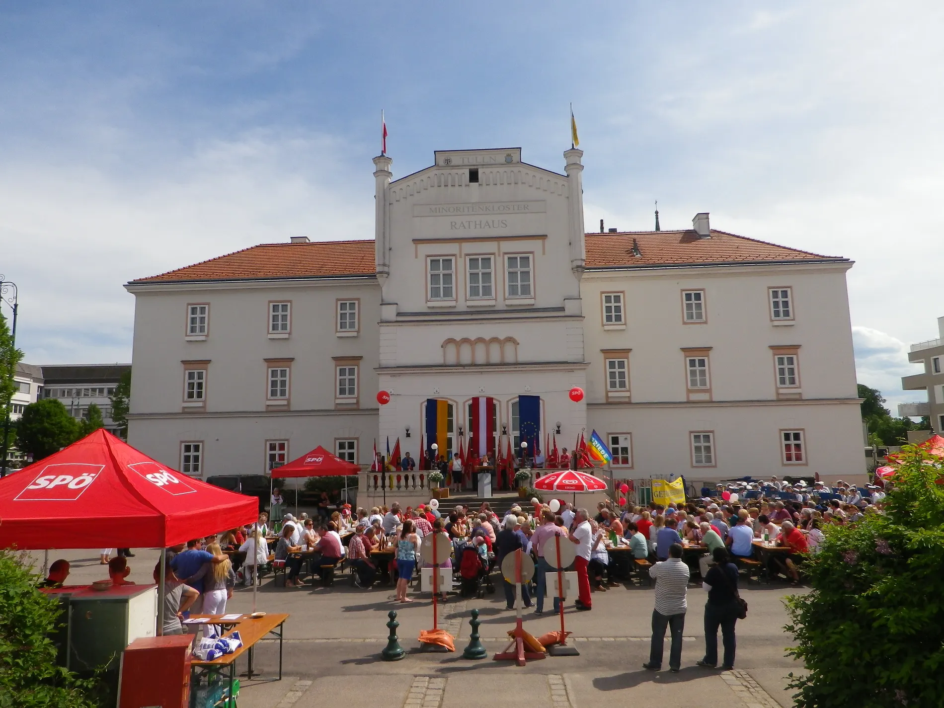 Erster Mai in Tulln mit einer Menge an GenossInnen und roten Fahnen. 